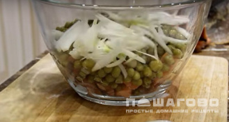 Фото приготовления рецепта: Салат из рыбы с помидорами - шаг 3