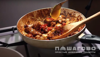 Фото приготовления рецепта: Индейка с овощами, кунжутом и соусом терияки - шаг 8