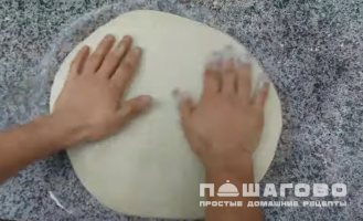 Фото приготовления рецепта: Пицца Жюльен с шампиньонами и копченой курицей - шаг 1