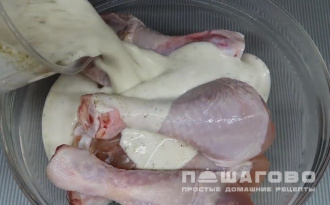 Фото приготовления рецепта: Курица с картофелем, запеченная в кефире с чесноком и травами - шаг 2