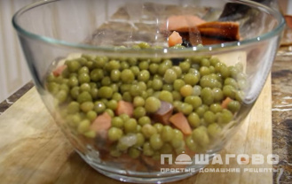 Фото приготовления рецепта: Салат из рыбы с помидорами - шаг 2
