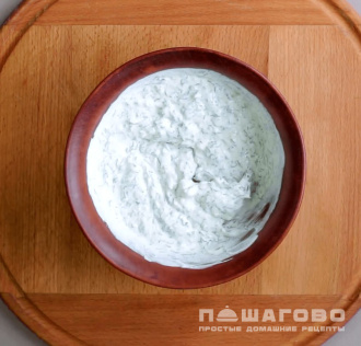 Фото приготовления рецепта: Сметанно-чесночный соус - шаг 2