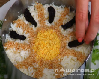 Фото приготовления рецепта: Салат с черносливом, курицей и сыром - шаг 8