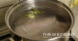 Фото приготовления рецепта: Салат с грибами, черносливом и курицей - шаг 4