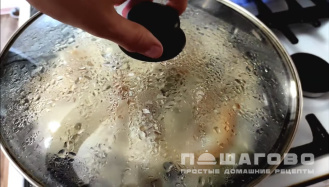 Фото приготовления рецепта: Куриная грудка с шампиньонами в сметанном соусе - шаг 5
