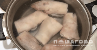 Фото приготовления рецепта: Студень из свиных ножек - шаг 2