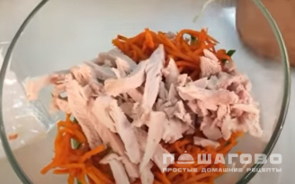 Фото приготовления рецепта: Салат с корейской морковью и куриной грудкой - шаг 3