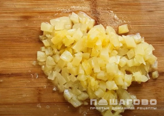 Фото приготовления рецепта: Салат с крабовыми палочками, ананасом и маслинами - шаг 3