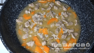 Фото приготовления рецепта: Бигус из свежей капусты с колбасой на сковороде - шаг 2