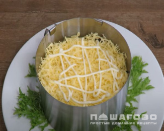 Фото приготовления рецепта: Салат с черносливом, курицей и сыром - шаг 6