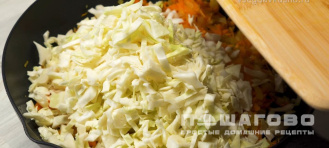 Фото приготовления рецепта: Солянка капустная с сосисками - шаг 4