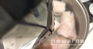 Фото приготовления рецепта: Холодец из свиных ножек - шаг 3