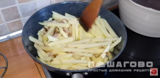 Фото приготовления рецепта: Картошка с опятами в сметане - шаг 6