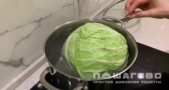 Фото приготовления рецепта: Тушеные голубцы с фаршем и заливкой со сметаной - шаг 2