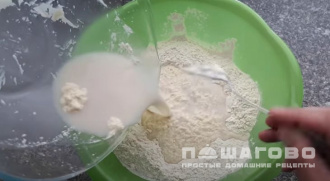 Фото приготовления рецепта: Пицца со свининой и ананасами - шаг 4