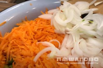 Фото приготовления рецепта: Салат из зеленых помидоров и кабачков в банке - шаг 3