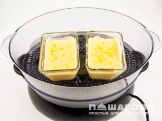 Фото приготовления рецепта: Паровой омлет с овощами в пароварке - шаг 4