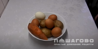 Фото приготовления рецепта: Оливье с крабовыми палочками и кукурузой - шаг 1