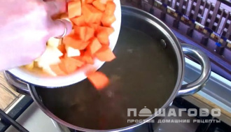 Фото приготовления рецепта: Бульон из кролика диетический - шаг 3