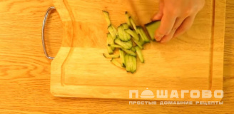 Фото приготовления рецепта: Салат Дамский каприз с черносливом - шаг 1