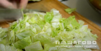 Фото приготовления рецепта: Диетический салат с креветками и авокадо - шаг 4