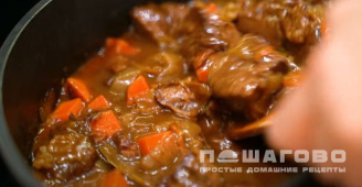 Фото приготовления рецепта: Томленая говядина с овощами - шаг 10