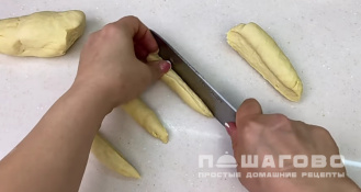 Фото приготовления рецепта: Кручёные пончики на кефире - шаг 2
