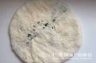 Фото приготовления рецепта: Хачапури с зеленью и сыром - шаг 4