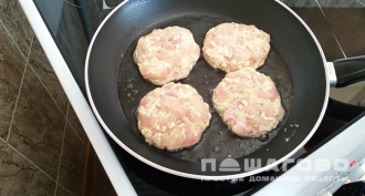 Фото приготовления рецепта: Рубленый шницель из курицы - шаг 4