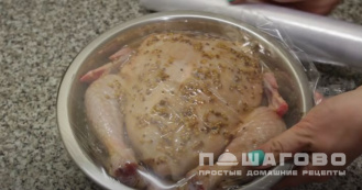 Фото приготовления рецепта: Курица с яблоками в медово-горчичном маринаде - шаг 4