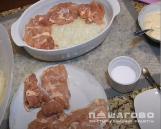 Фото приготовления рецепта: Мясо по-французски в духовке из курицы - шаг 4
