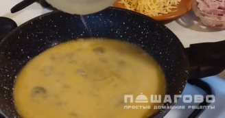 Фото приготовления рецепта: Омлет с ветчиной и сыром - шаг 4