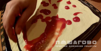 Фото приготовления рецепта: Грибная пицца с колбасой и сыром - шаг 3