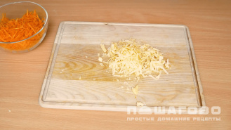 Фото приготовления рецепта: Морковный салат с сыром и чесноком - шаг 2