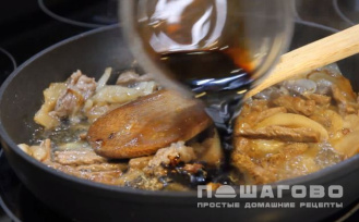 Фото приготовления рецепта: Корейский салат из картофеля с мясом (камди ча) - шаг 4