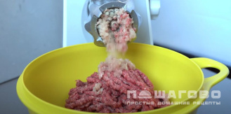 Фото приготовления рецепта: Котлеты из фарша на сковороде - шаг 2