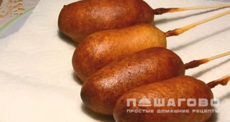 Фото приготовления рецепта: Корн Дог (сосиска в тесте) - шаг 9