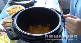 Фото приготовления рецепта: Суп гороховый с копченостями в мультиварке - шаг 2