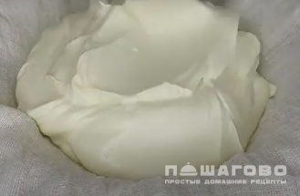 Фото приготовления рецепта: Сыр филадельфия из сметаны и йогурта - шаг 3
