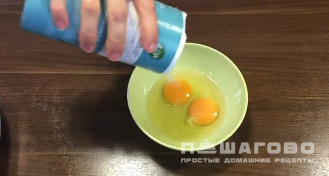 Фото приготовления рецепта: Яичница с колбасой и сыром в духовке - шаг 3