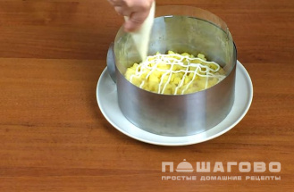Фото приготовления рецепта: Оливье слоями с колбасой и огурцами - шаг 3