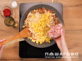 Фото приготовления рецепта: Бигус с картошкой и капустой - шаг 3