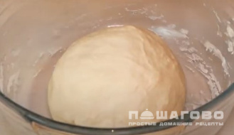 Фото приготовления рецепта: Тонкая итальянская пицца с салями - шаг 2