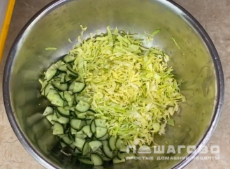 Фото приготовления рецепта: Салат с капустой, огурцами и кукурузой - шаг 2