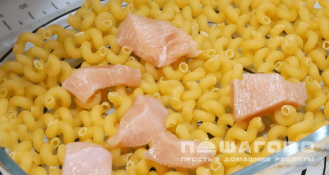 Фото приготовления рецепта: Запеканка из макарон с курицей и сыром - шаг 2