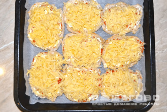 Фото приготовления рецепта: Мясо по-французски в духовке из свинины с помидорами и сыром - шаг 5