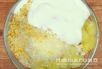 Фото приготовления рецепта: Салат из птицы с грецкими орехами и ананасом - шаг 4