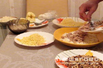 Фото приготовления рецепта: Салат с куриным филе, сыром и орехами - шаг 3