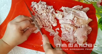 Фото приготовления рецепта: Салат "Подсолнух" 🌻 с курицей и грибами - шаг 4