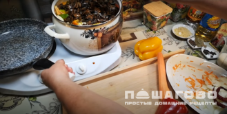 Фото приготовления рецепта: Баклажаны на зиму с шампиньонами - шаг 3
